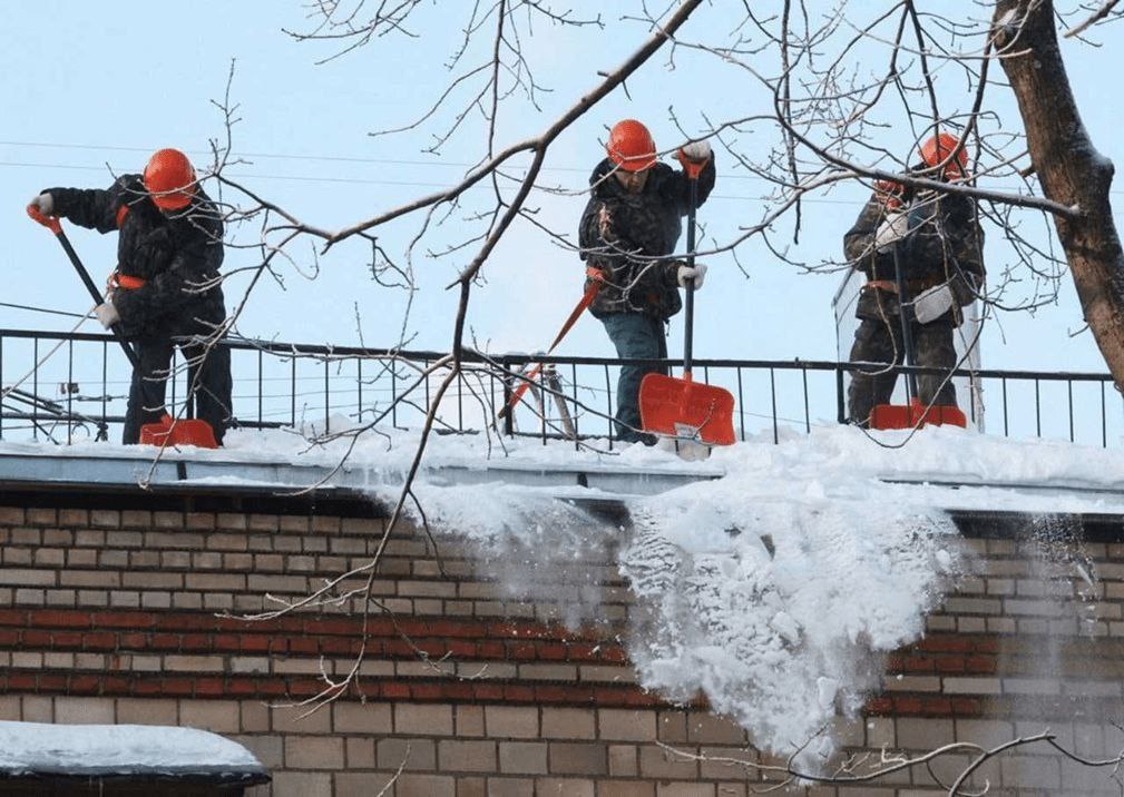 Уборка наледи с крыш и дорог